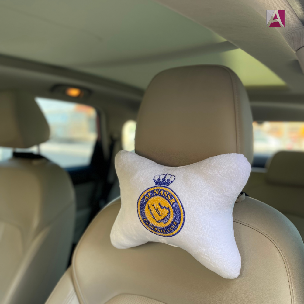 مخدة سيـارة مُطرزة شعار النصر