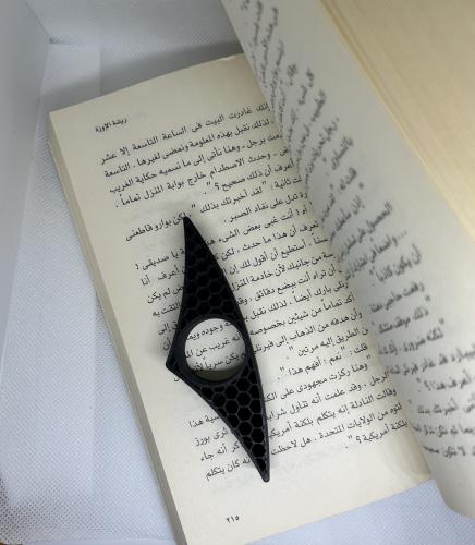 مسكة كتاب بيد واحده