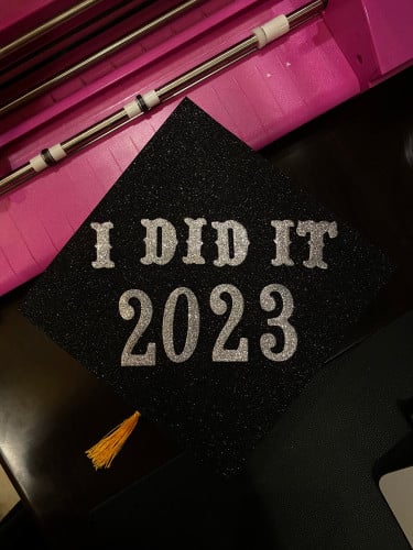 قبعة تخرج بسيطة