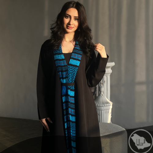 عباية سوداء بشريط ملون