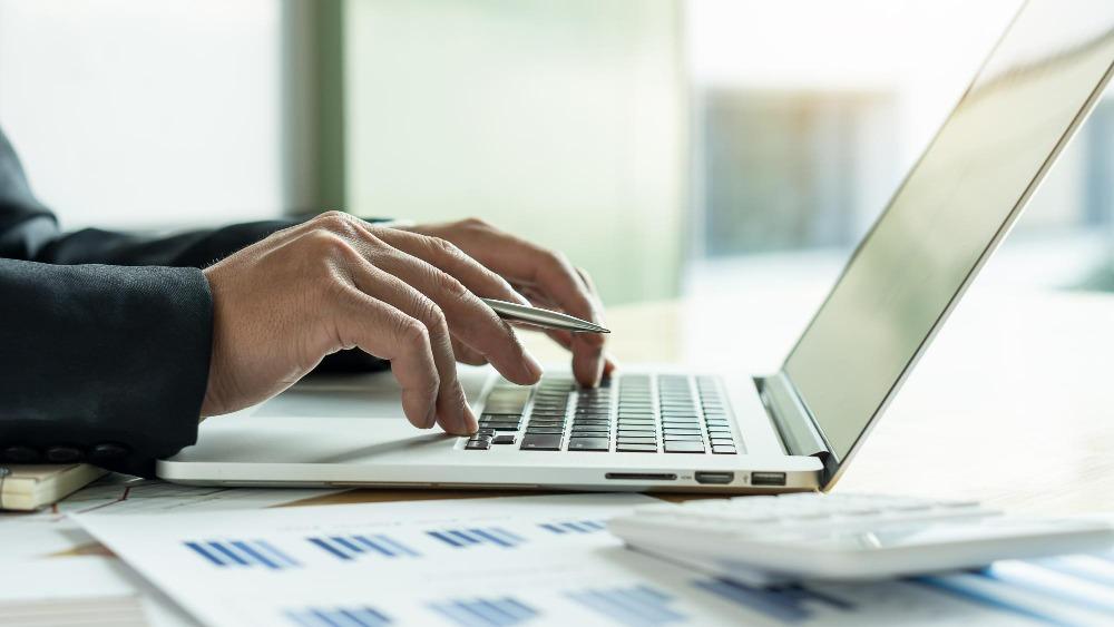 اليوم الأول: تعلّم أساسيات إدخال البيانات ومعالجة النصوص بخطوات عملية