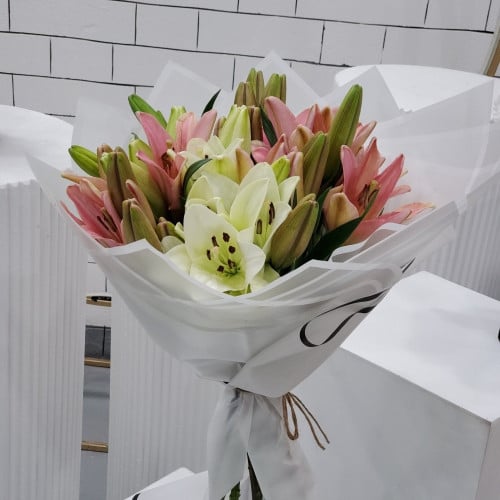 باقة 8 غصن ليليوم تغليف ابيضBouquet of8 lilium spr...