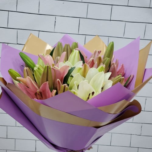 باقة 8غصن ليليوم تغليف موف Bouquet of 8 lilium bra...