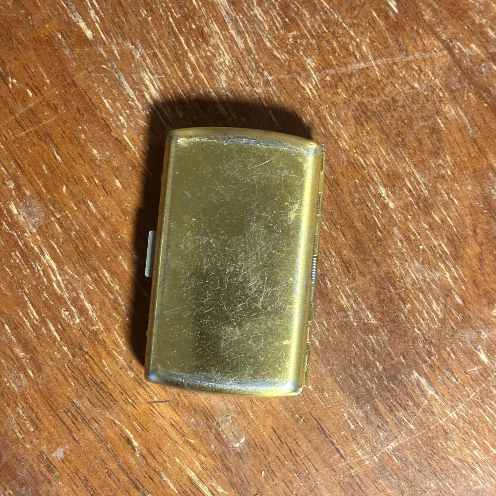 حافظة سجائر معدنية من الثمانينات بتصميم "سبيكة ذهب" كلاسيكية (Coney Gold Bar Cigarette Case)