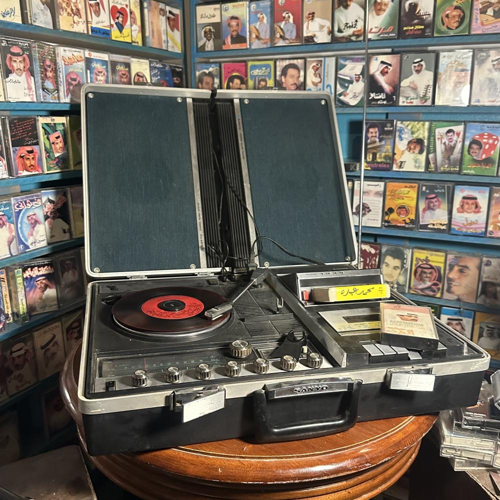 شنطة sanyo ٤ في ١ ( كاسيت - اسطوانه - كاترج - راديو