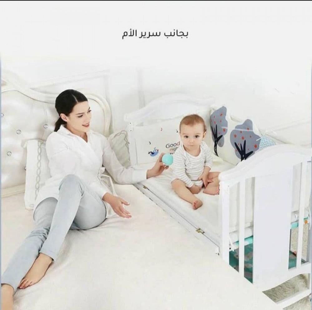 سرير أطفال بجانب سرير الأم: الحل المثالي لنوم آمن ومريح للمولود