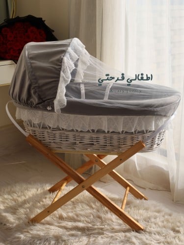 سلة موسى مع حامل خشبي