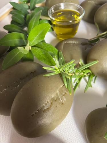 اكليل الجبل وزيت الزيتون