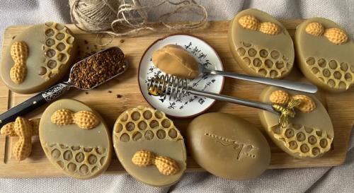 صابون بزبدة الفول السوداني والعسل وحبوب اللقاح