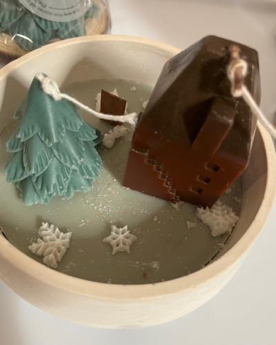 شمعة بإجواء شتوية