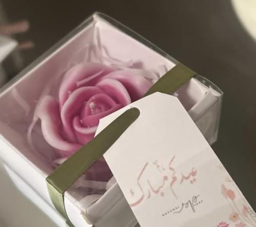 شمعة بشكل ورائحة الورد