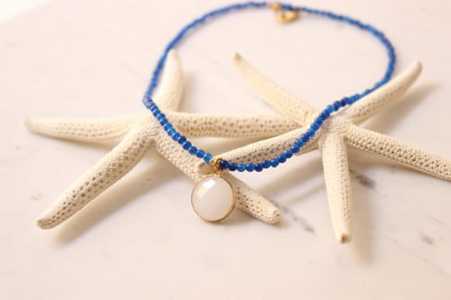 سلسله خرز ازرق مع تعليقة حجر ابيض