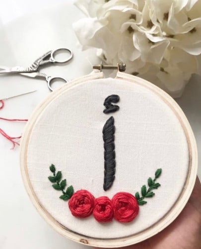 لوحة مطرزة بإطار خشبي فاتح