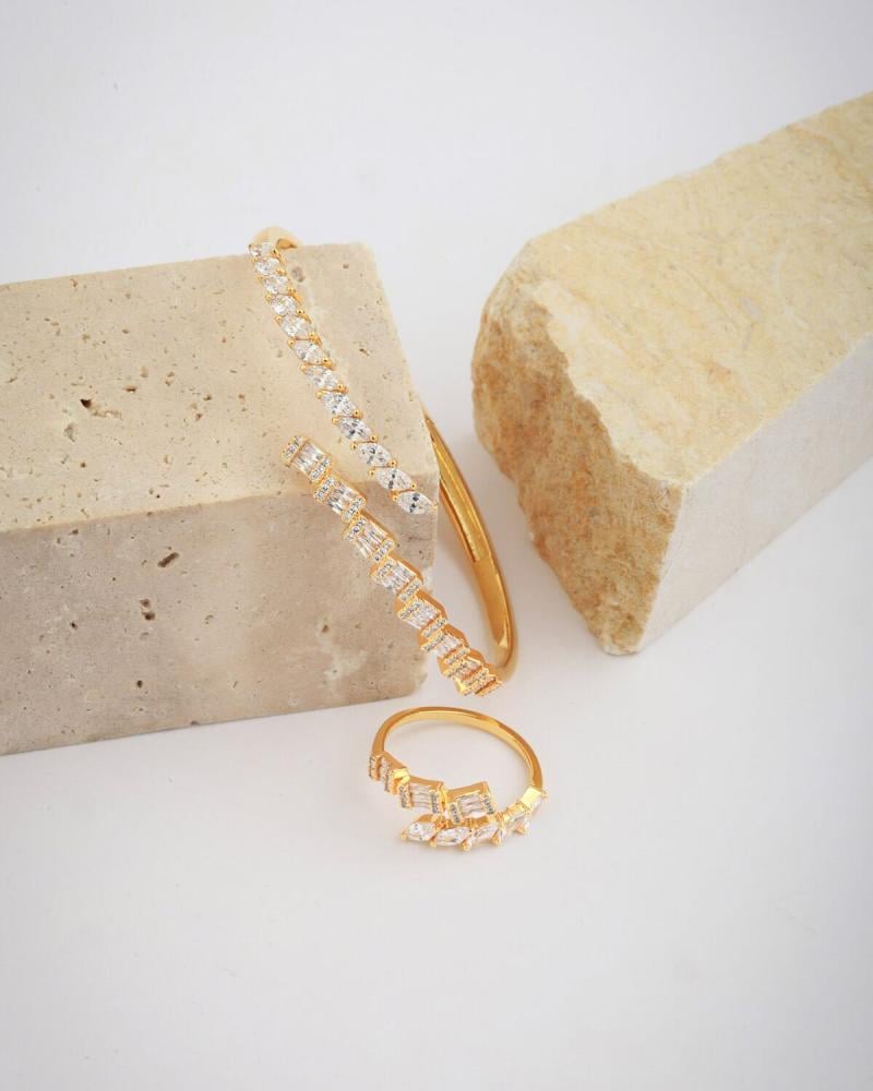 Luxurious women's gold set