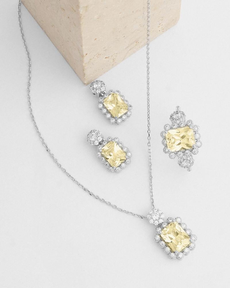 Women's accessory set with an attractive design in silver and yellow