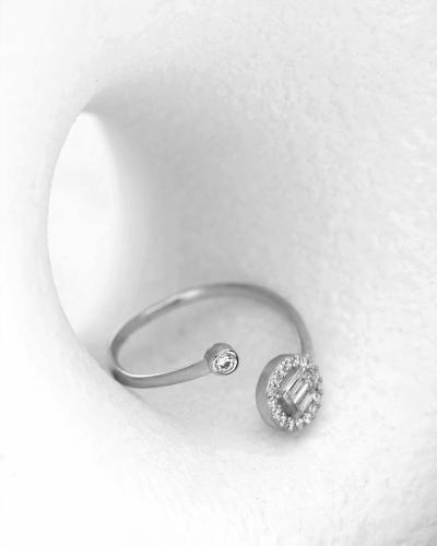 A women's ring that exudes elegance in silver.