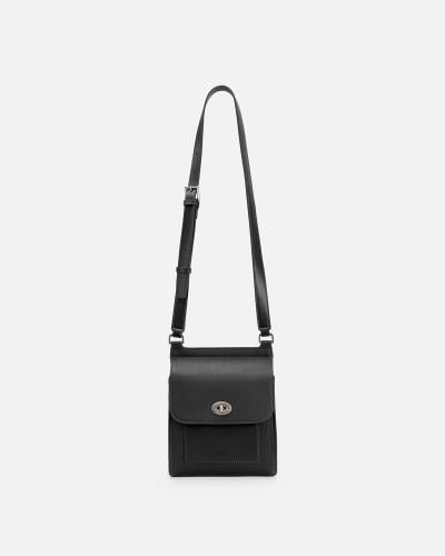 A men's bag that combines simplicity and elegance in black