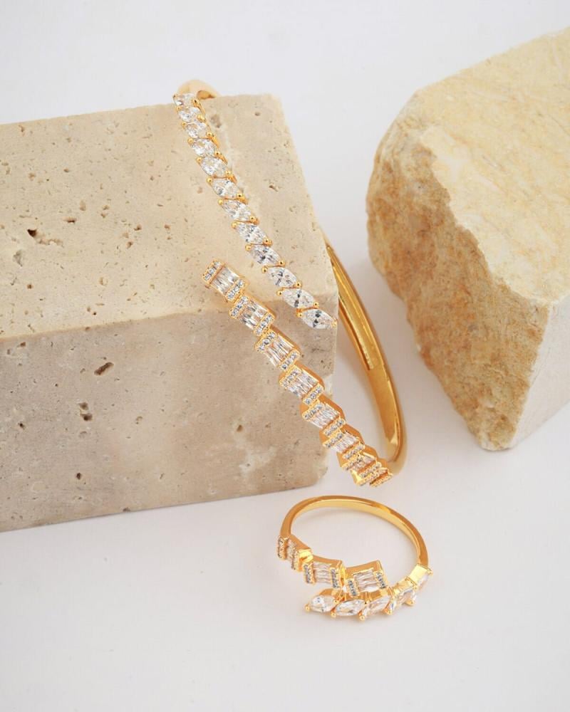 Luxurious women's gold set