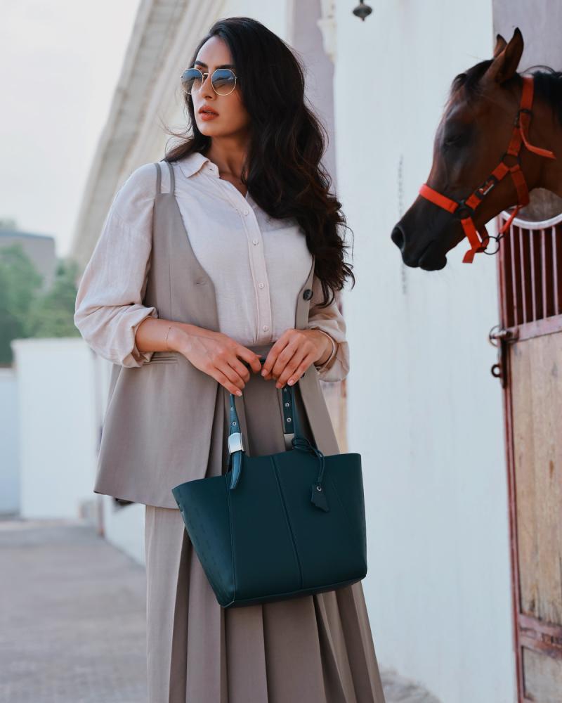 A medium-sized women's bag for your practical look