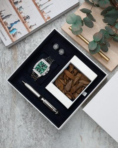 A gift set for every man who cares about his style, in silver.