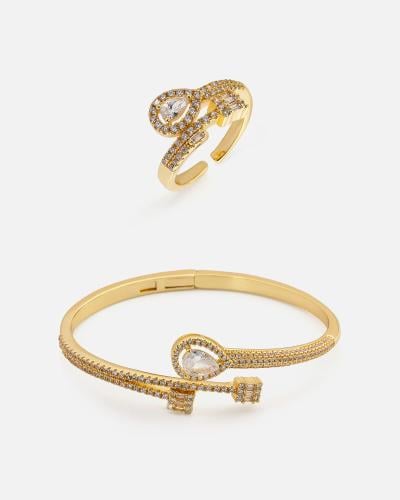 A distinctive women's set in gold