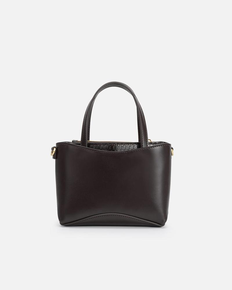 A women's bag that expresses beauty in a brown color