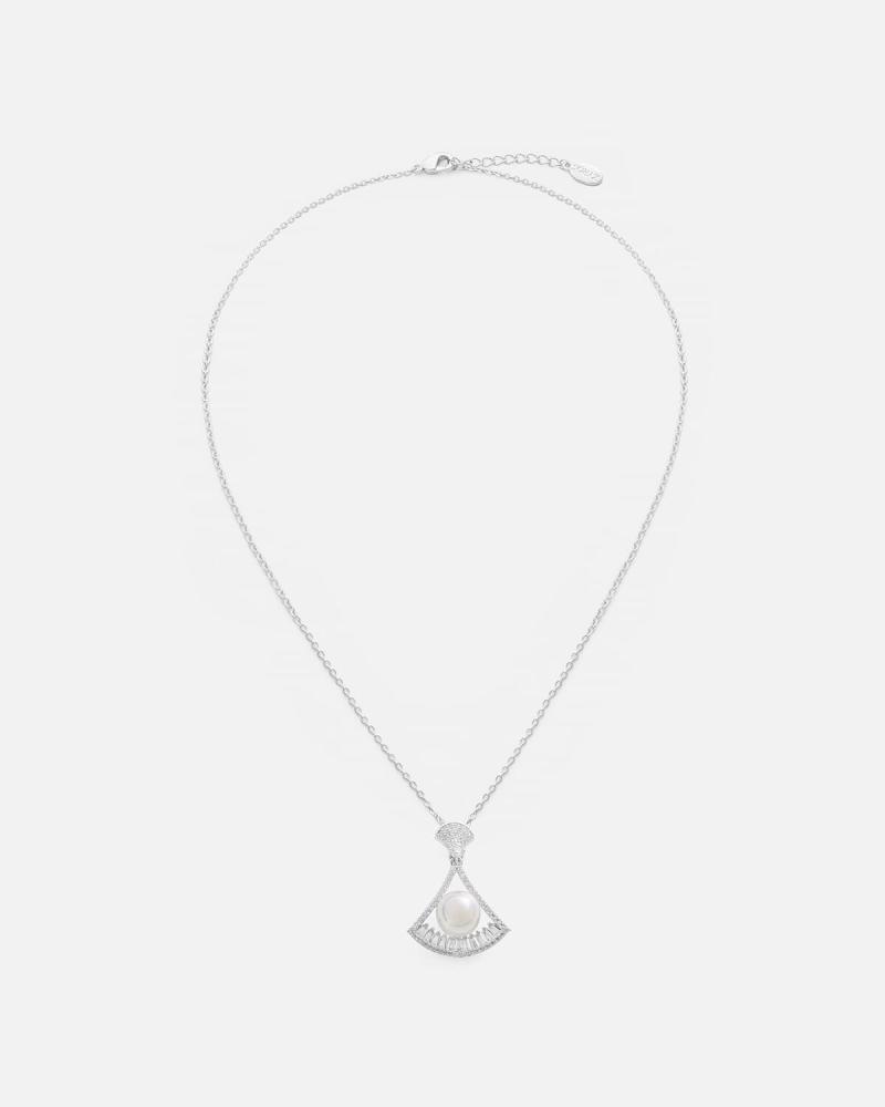Women's necklace with an attractive design in silver color