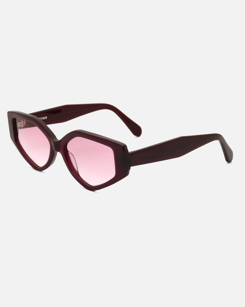 Women's sunglasses with a modern design in a burgundy color