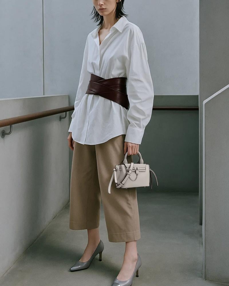 Classic women's bag in beige