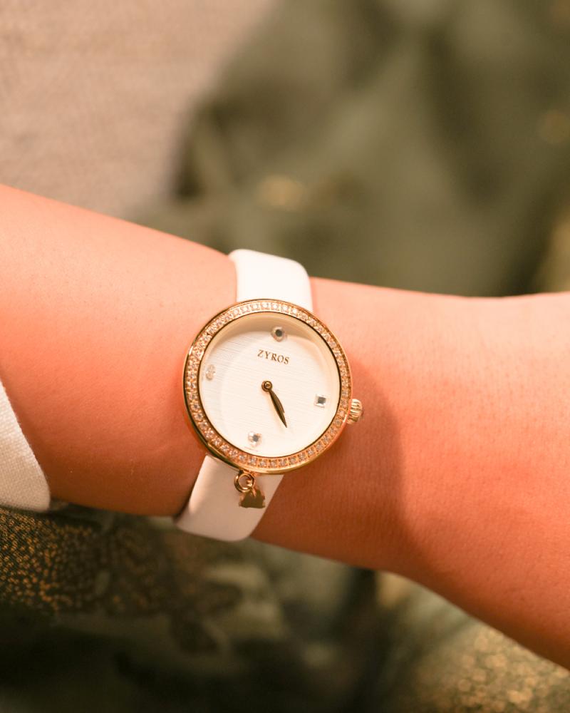 ساعة نسائية بسير من الجلد بلون أبيض