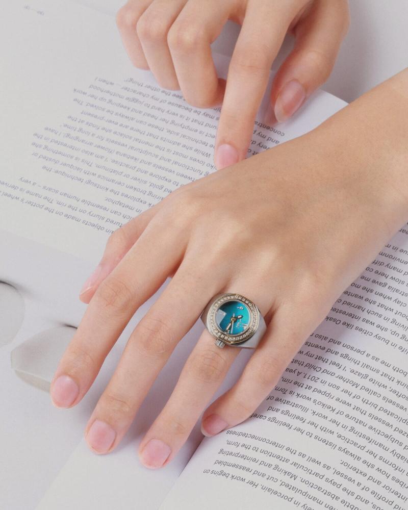 Women's ring watch with an eye-catching design in gold and silver