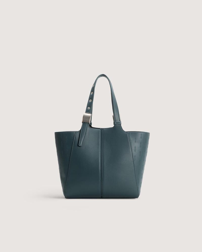 A medium-sized women's bag for your practical look