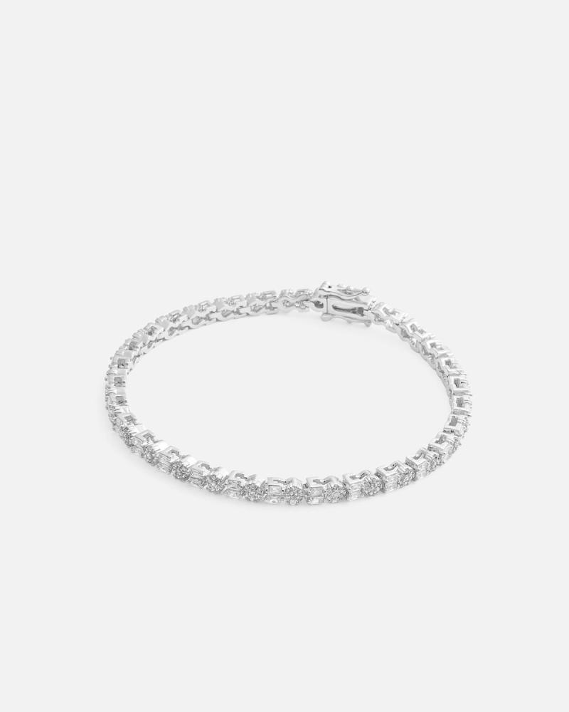 Women's bracelet with a luxurious design in silver