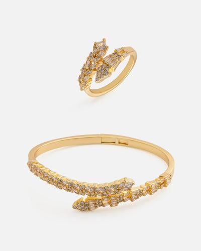 A bracelet and ring set to make you stand out in gold.