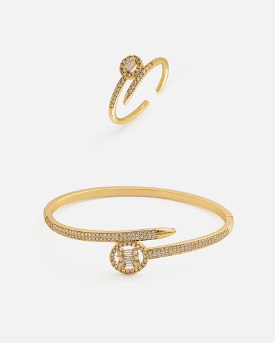 Women's bracelet and ring set with an interlocking design in gold color