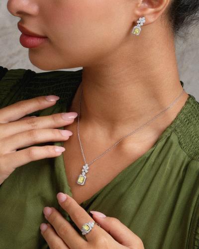 Elegant women's accessory set in silver and yellow