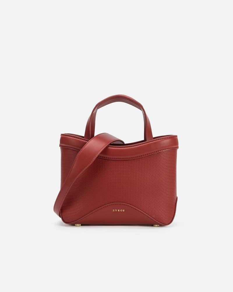 شنطة تعبر عن الأناقة ببساطة بلون أحمر