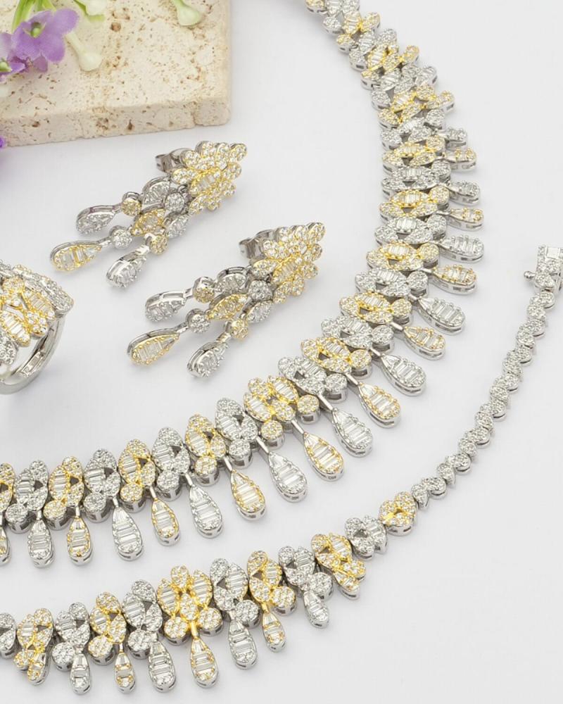 طقم نسائي  زركون مميز بلون فضي وذهبي