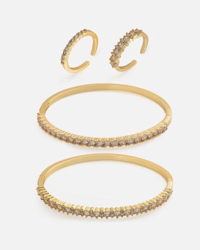 Stylish women's set: two bracelets and two rings in gold
