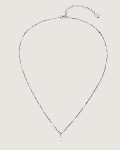 A necklace that gives you a different look in silver