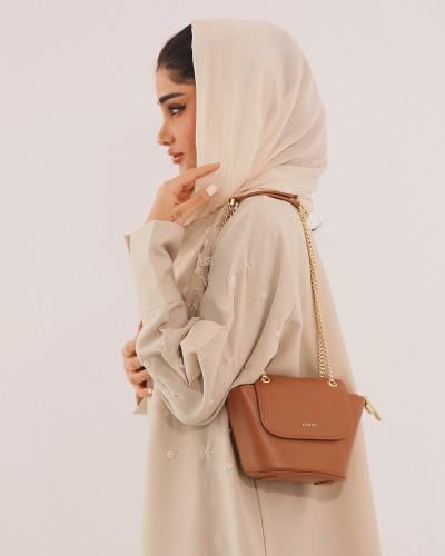 شنطة نسائية صغيرة الحجم بلون بني