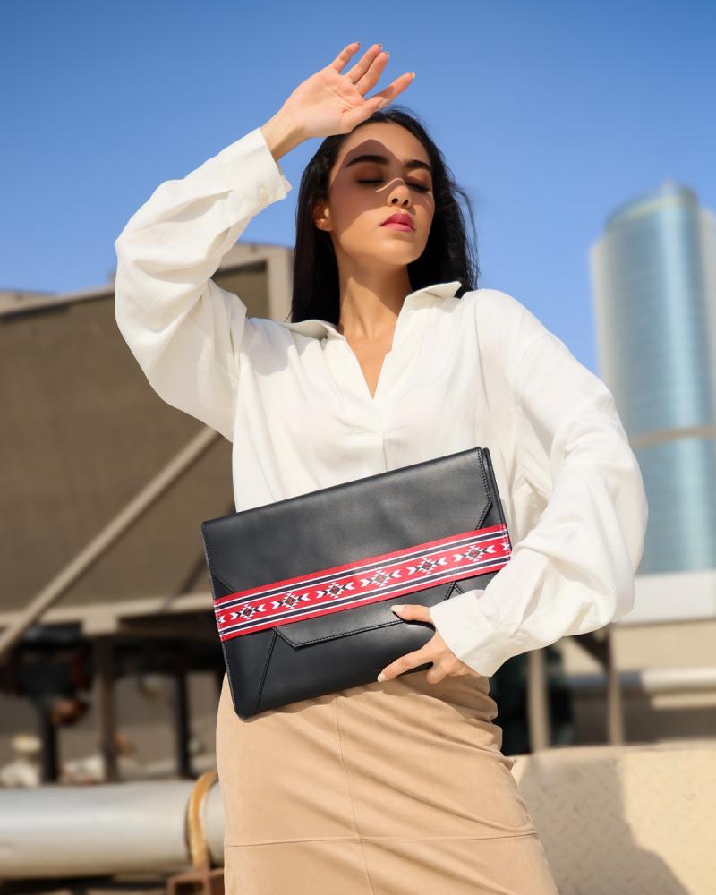  شنطة بحجم كبير لاطلالة عملية بلون أسود