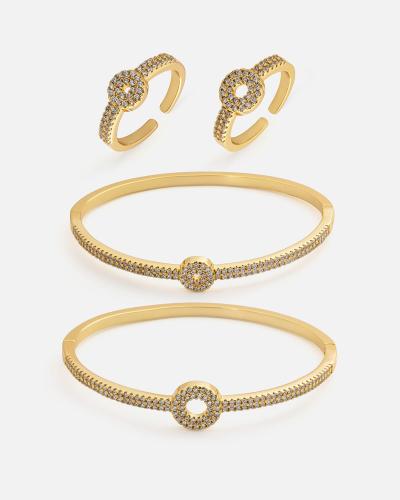 A distinctive women's set in gold