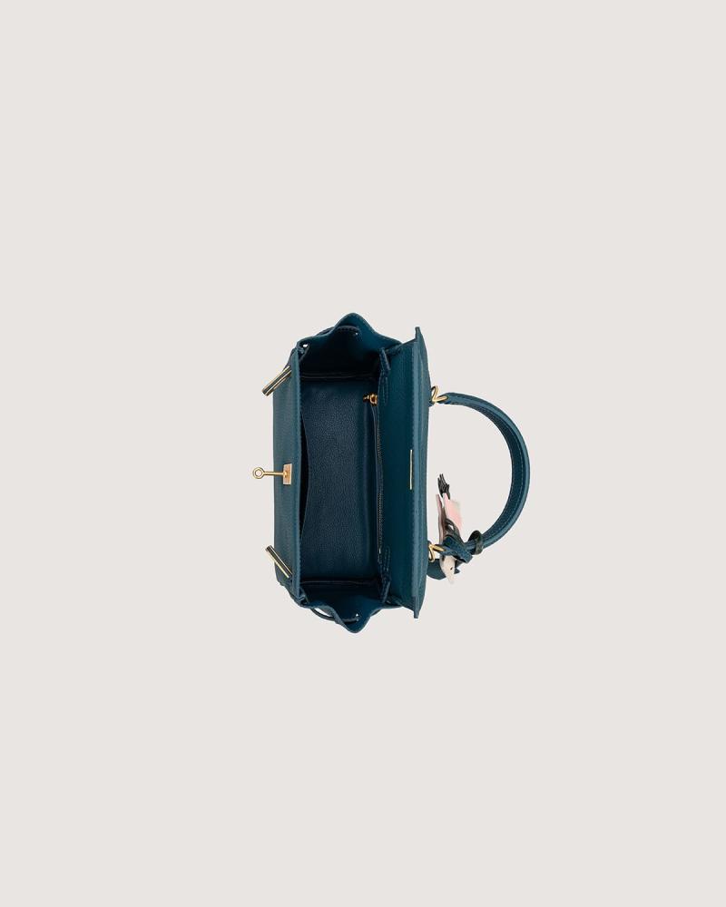 Medium-sized women's bag in blue