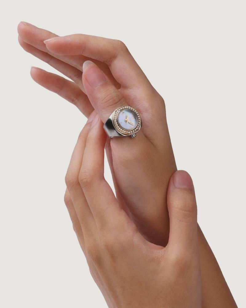 ساعة الخاتم النسائية بتصميم ملفت بلون ذهبي وفضي