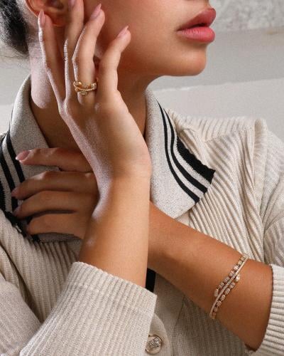 Elegant women's accessory set in gold