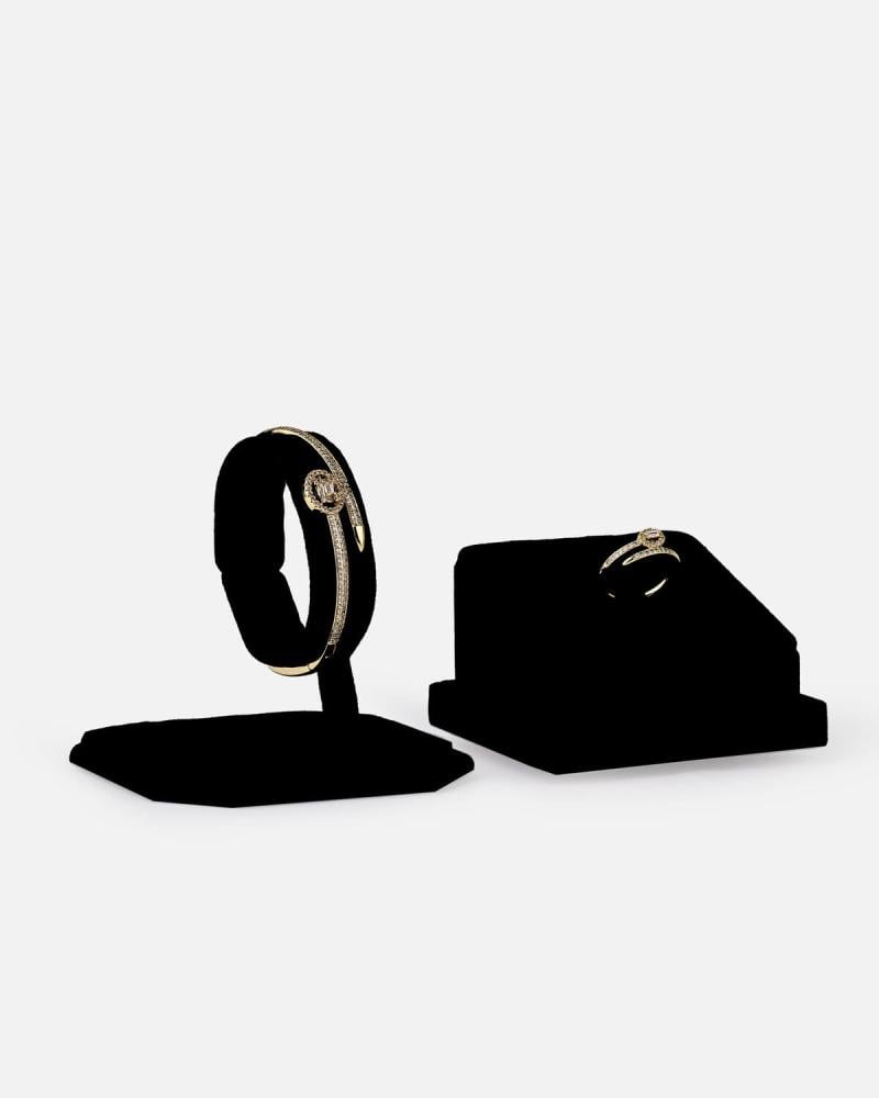 Women's bracelet and ring set with an interlocking design in gold color
