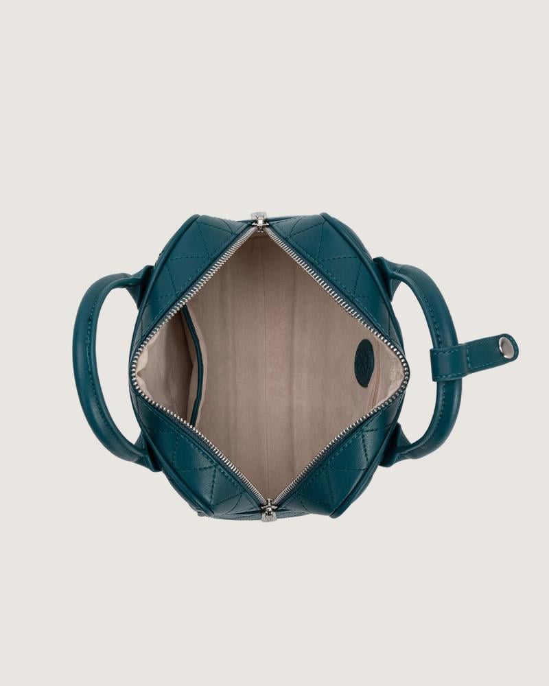 شنطة نسائية بتصميم مميز بلون أخضر