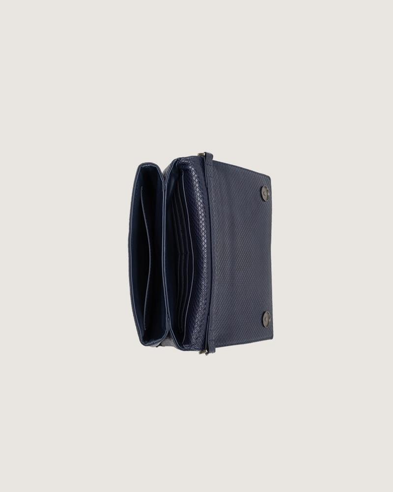 شنطة نسائية بمقاس متوسط بلون أزرق