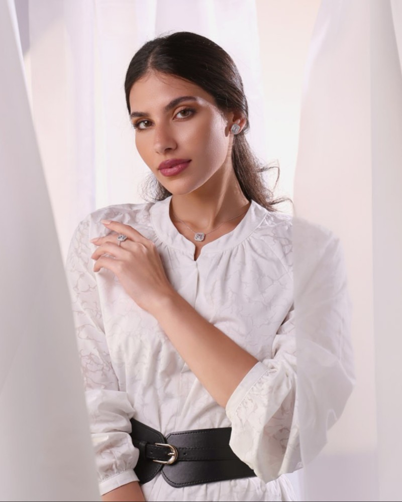 طقم نسائي كلاسيك باللون الفضي